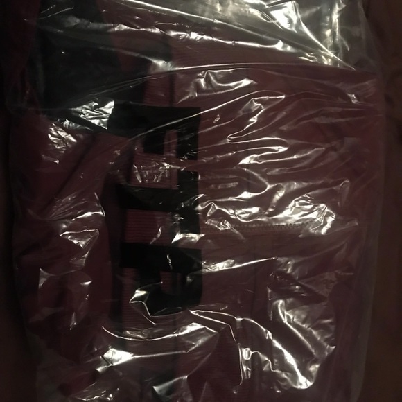 Never worn it because it’s to big on me - Picture 4 of 5